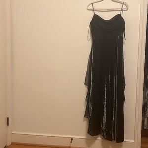 Formal dress great for prom or black tie